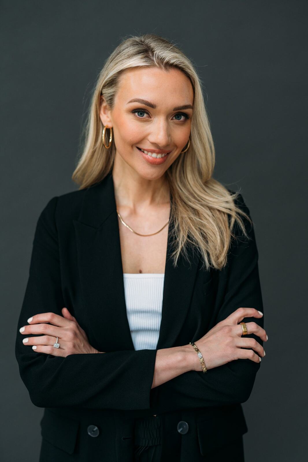 Lannah corporate story frame 2: Business portraits for Lannah in Kelowna, with warm creative profile images, styled light, close beauty frames and a softer personal-brand rhythm..